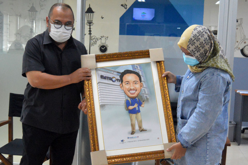 Pada kesempatan tersebut, Media Group juga memberikan apresiasi kepada keluarga Almarhum Ilham Wibowo. Ilham Wibowo adalah reporter Medcom.id yang meninggal dunia pada Minggu, 22 November 2020.