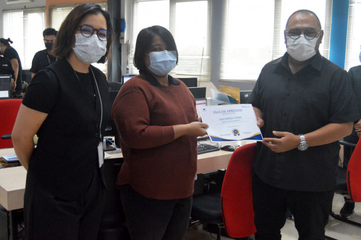 Media Group memberikan apresiasi kepada beberapa karyawan Medcom.id yang berprestasi. Penghargaan diberikan langsung oleh CEO Media Group Mirdal Akib dan CEO Medcom.id Kania Sutisnawinata di ruang redaksi Medcom.id, Jalan Pilar Mas Raya, Kedoya, Kebon Jeruk, Jakarta Barat, Rabu, 30 Desember 2020.