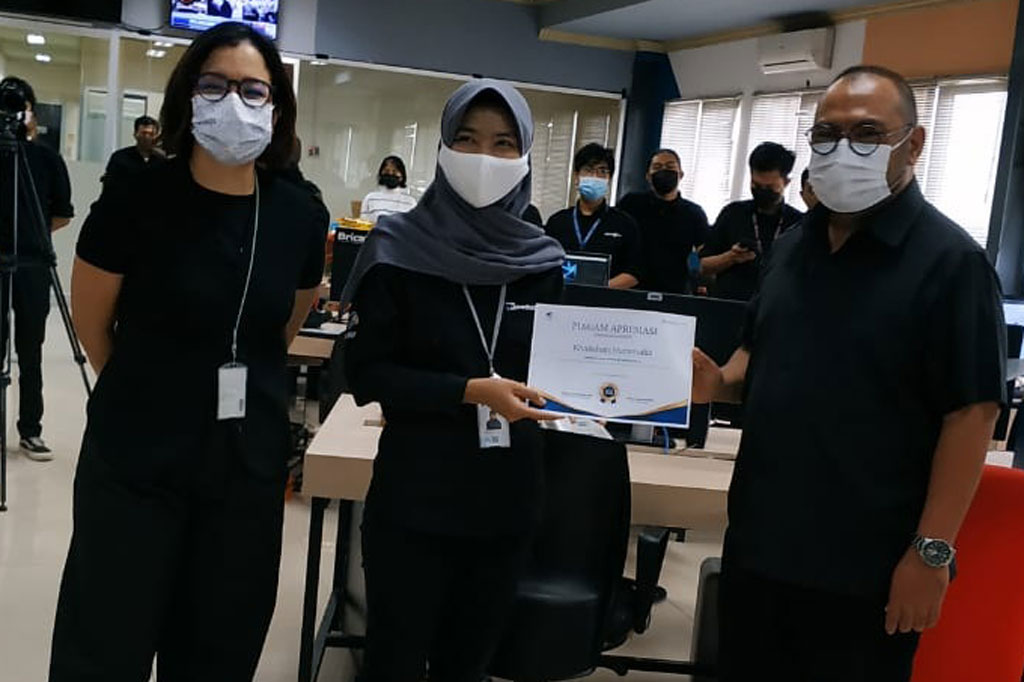 Desi Angriani, Kategori Hard News 10 Berita Terpilih Otoritas Jasa Keuangan (OJK) 2020; Ahmad Garuda, Juara III untuk Karya Tulisan Terbaik kategori Publikasi Olahraga, Anugerah Jurnalistik Pertamina 2019; Khalishah Nuramalina, Juara III Lomba Foto Produk Ekonomi Kreatif, Ekraf Film Festival Bandung 2020. Dok Medcom.id