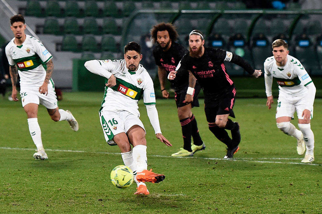 Di babak kedua tuan rumah langsung menggebrak untuk menyamakan kedudukan. Hasilnya, pada menit ke-52 Elche berhasil menjebol gawang Thibaut Courtois lewat eksekusi penalti Fidel Chaves.