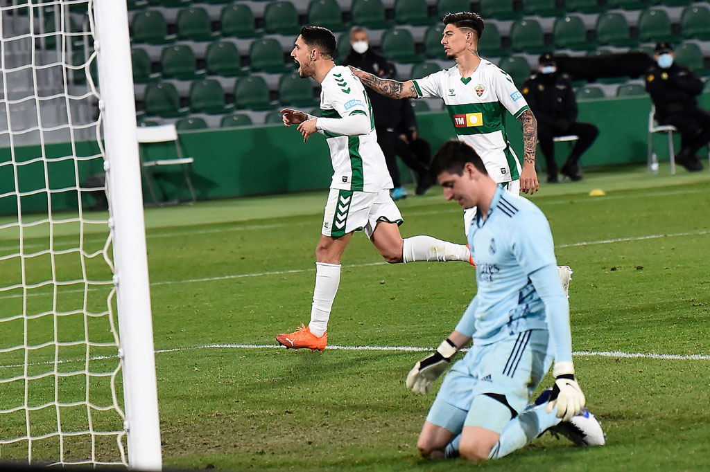 Hadiah penalti diberikan wasit setelah Dani Carvajal menarik kaus Antonio Barragan.