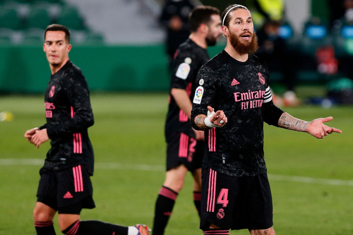 Tim asuhan Zinedine Zidane sempat dihadiahi penalti pada menit ke-36 karena seorang pemain Elche menyentuh bola dengan tangan. Tapi keputusan itu dianulir setelah wasit melihat VAR. Skor 1-0 bertahan hingga jeda.