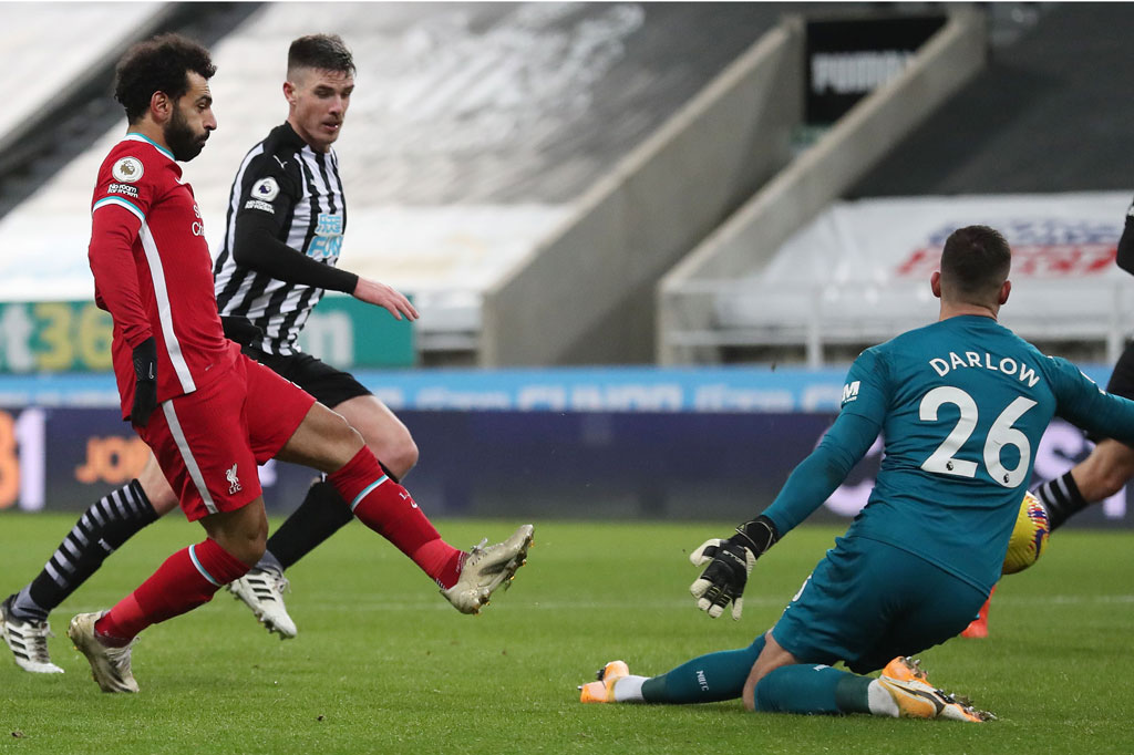 Peluang bagus pertama Liverpool lahir pada menit ke-34 ketika Jordan Henderson mengirim umpan lambung terukur ke arah Mohamed Salah, tetapi penyerang Mesir itu gagal menaklukkan kiper Karl Darlow meski sudah berhadapan satu lawan satu.
