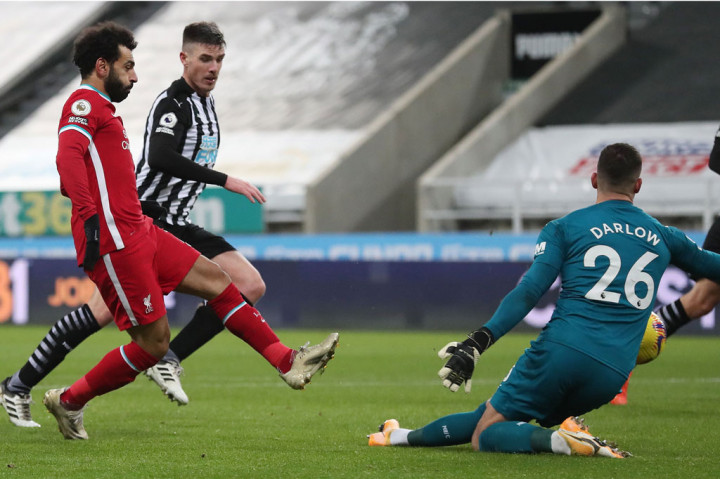 Peluang bagus pertama Liverpool lahir pada menit ke-34 ketika Jordan Henderson mengirim umpan lambung terukur ke arah Mohamed Salah, tetapi penyerang Mesir itu gagal menaklukkan kiper Karl Darlow meski sudah berhadapan satu lawan satu.