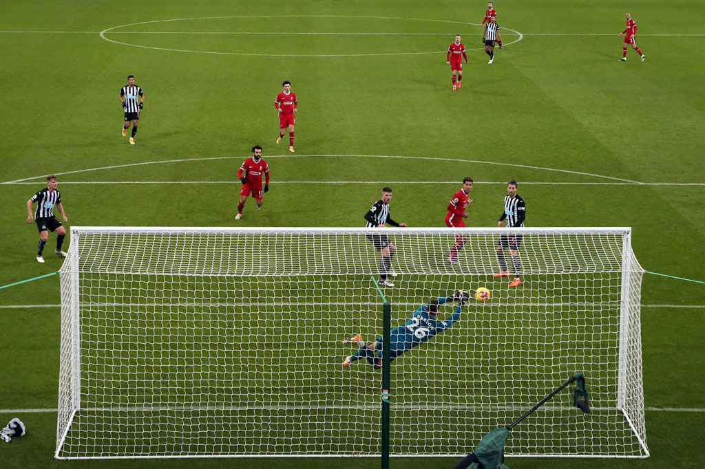 Di penghujung babak pertama peluang kembali didapat The Reds. Sayang tembakan Roberto Firmino menyambut umpan silang Sadio Mane masih bisa dimentahkan oleh Darlow.