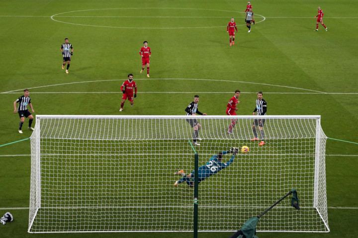 Di penghujung babak pertama peluang kembali didapat The Reds. Sayang tembakan Roberto Firmino menyambut umpan silang Sadio Mane masih bisa dimentahkan oleh Darlow.