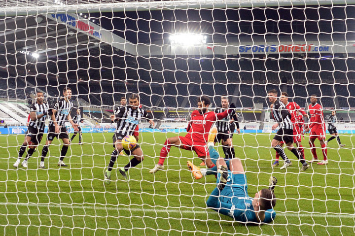 Tim tamu terus bekerja keras membongkar pertahanan Newcastle. Dan pada menit ke-66 Roberto Firmino mengirimkan umpan matang kepada Salah. Namun sayang penyelesaian pemain asal Mesir tersebut masih melebar jauh dari sasaran.