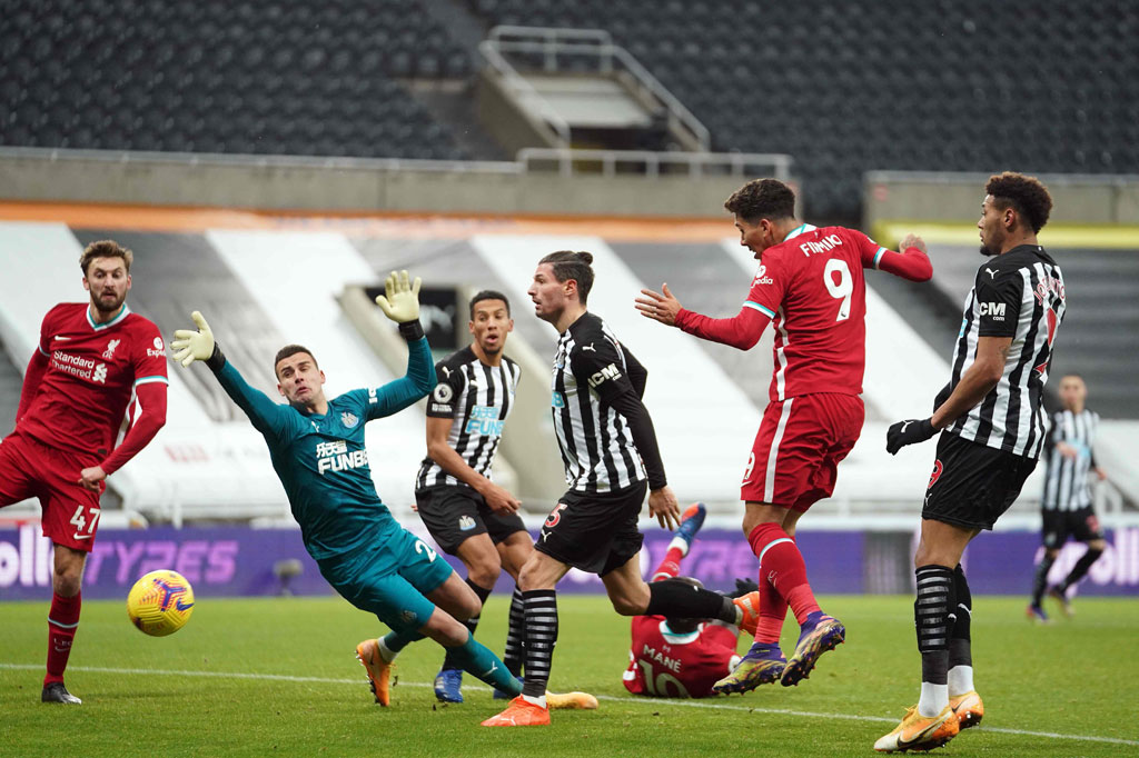 Tiga menit kemudian, Darlow melakukan kesalahan karena terlanjur meninggalkan sarangnya untuk menghalau sepak pojok. Beruntung gawangnya tidak kebobolan setelah Firmino yang berdiri cukup bebas, menyundul bola ke sisi gawang.