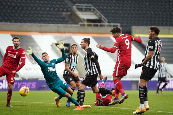 Tiga menit kemudian, Darlow melakukan kesalahan karena terlanjur meninggalkan sarangnya untuk menghalau sepak pojok. Beruntung gawangnya tidak kebobolan setelah Firmino yang berdiri cukup bebas, menyundul bola ke sisi gawang.
