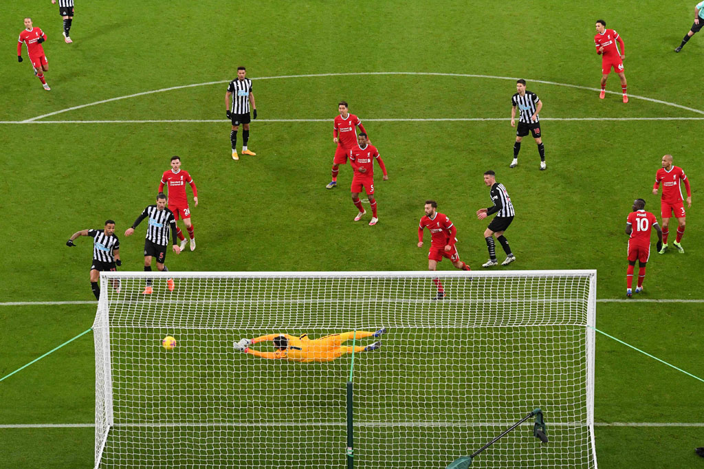 Banyaknya peluang yang terbuang hampir dibayar mahal oleh Liverpool pada menit ke-79 ketika bola tendangan bebas Matt Ritchie disambut tandukan Ciaran Clark, tetapi kiper Alisson Becker menyelamatkan gawang tim tamu.