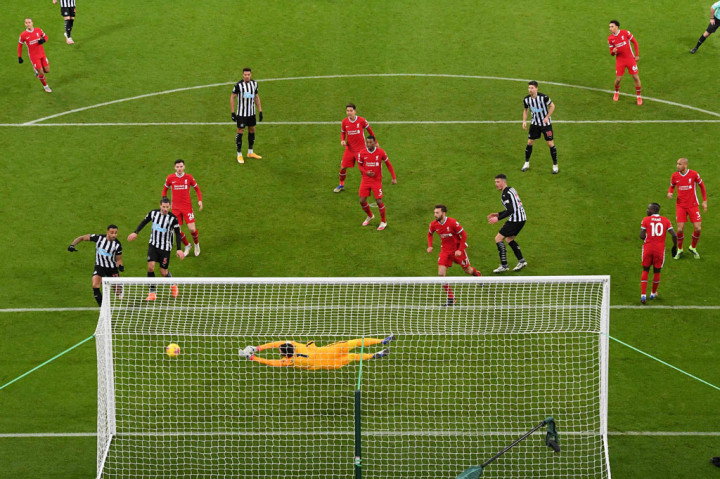 Banyaknya peluang yang terbuang hampir dibayar mahal oleh Liverpool pada menit ke-79 ketika bola tendangan bebas Matt Ritchie disambut tandukan Ciaran Clark, tetapi kiper Alisson Becker menyelamatkan gawang tim tamu.