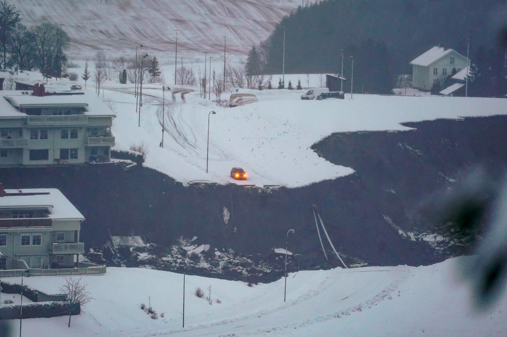 Rekaman video dari tempat kejadian menunjukkan seluruh lereng bukit telah runtuh di Ask, di kotamadya Gjerdrum, 25 kilometer (15 mil) timur laut Oslo. Rumah-rumah hancur dan terkubur dalam lumpur.