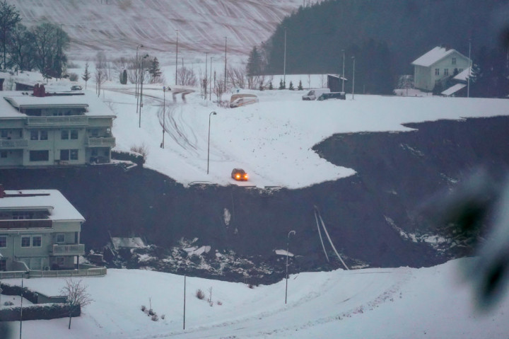 Rekaman video dari tempat kejadian menunjukkan seluruh lereng bukit telah runtuh di Ask, di kotamadya Gjerdrum, 25 kilometer (15 mil) timur laut Oslo. Rumah-rumah hancur dan terkubur dalam lumpur.
