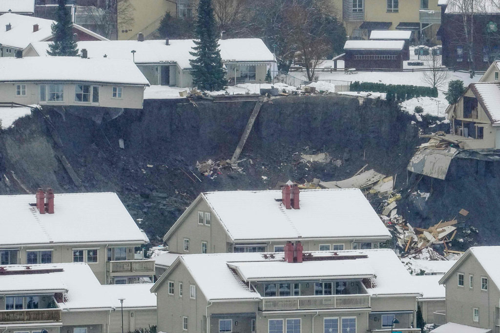 Tanah longsor mengubur rumah-rumah di sebuah desa di dekat Oslo, Ibu Kota Norwegia, Rabu, 30 Desember 2020 waktu setempat. Bencana alam tersebut mengakibatkan sedikitnya 11 orang hilang dan 10 lainnya terluka.