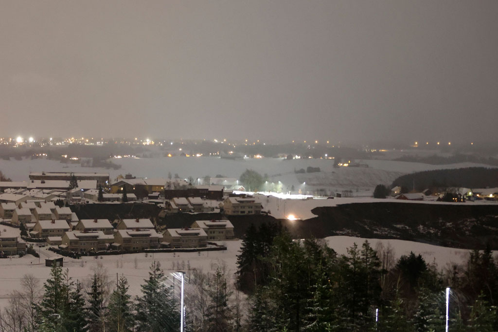 Salju turun sepanjang pagi ketika layanan darurat mengevakuasi beberapa korban terluka dan berusaha mengamankan rumah yang masih berdiri. Sementara beberapa rumah nyaris runtuh.