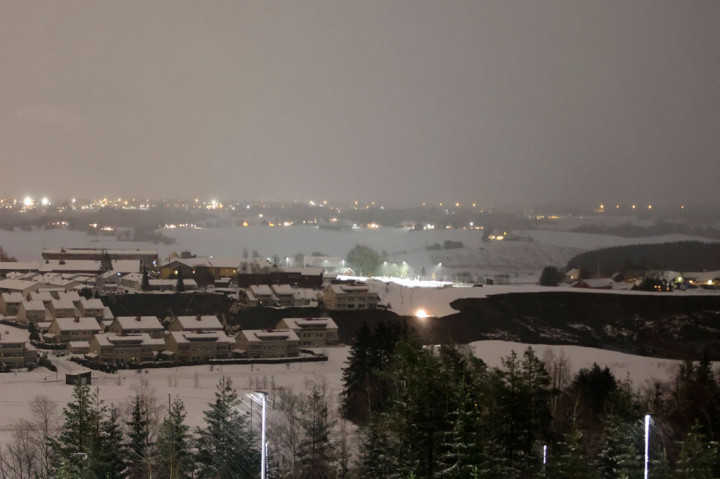 Salju turun sepanjang pagi ketika layanan darurat mengevakuasi beberapa korban terluka dan berusaha mengamankan rumah yang masih berdiri. Sementara beberapa rumah nyaris runtuh.
