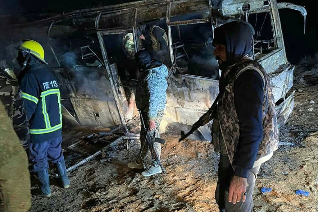 Observatorium Suriah untuk Hak Asasi Manusia mengatakan serangan di provinsi timur Deir al-Zor tersebut menargetkan tentara rezim saat mereka dalam perjalanan pulang untuk liburan.