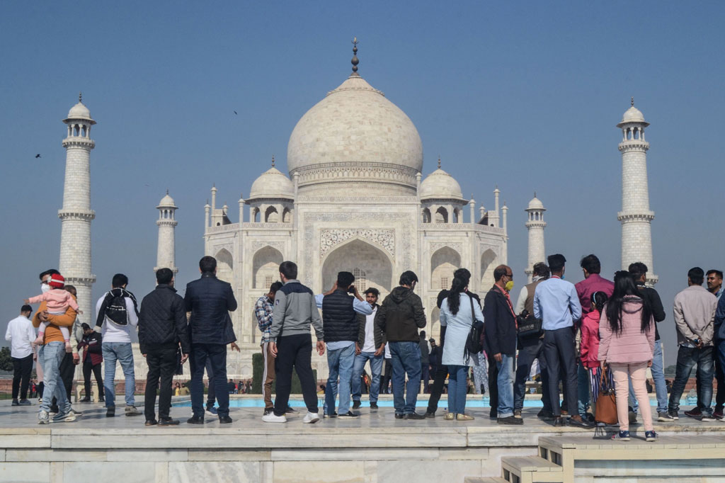 India menambah jumlah kapasitas pengunjung yang diperbolehkan masuk ke monumen Taj Mahal menjadi 15 ribu orang per hari, meski ada peringatan dari otoritas kesehatan bahwa kerumunan di tempat wisata bisa berujung kepada meningkatnya kasus virus korona.