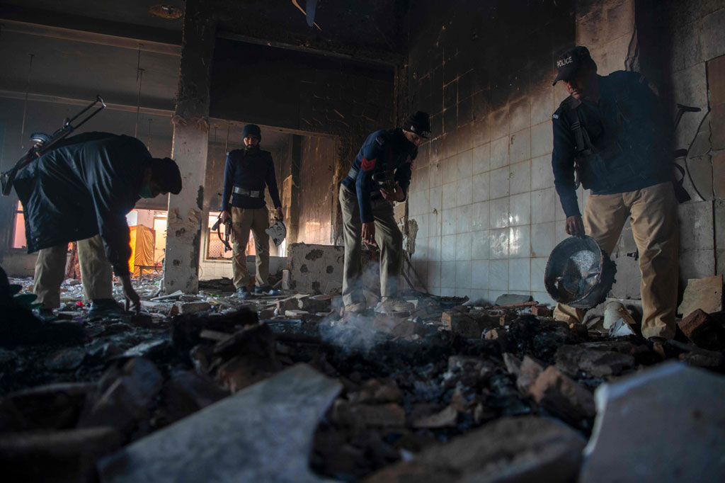 Polisi melakukan penyelidikan setelah sebuah kuil Hindu di sebuah desa terpencil di distrik Karak, sekitar 160 km tenggara Peshawar dibakar masa pada Rabu, 30 Desember 2020.