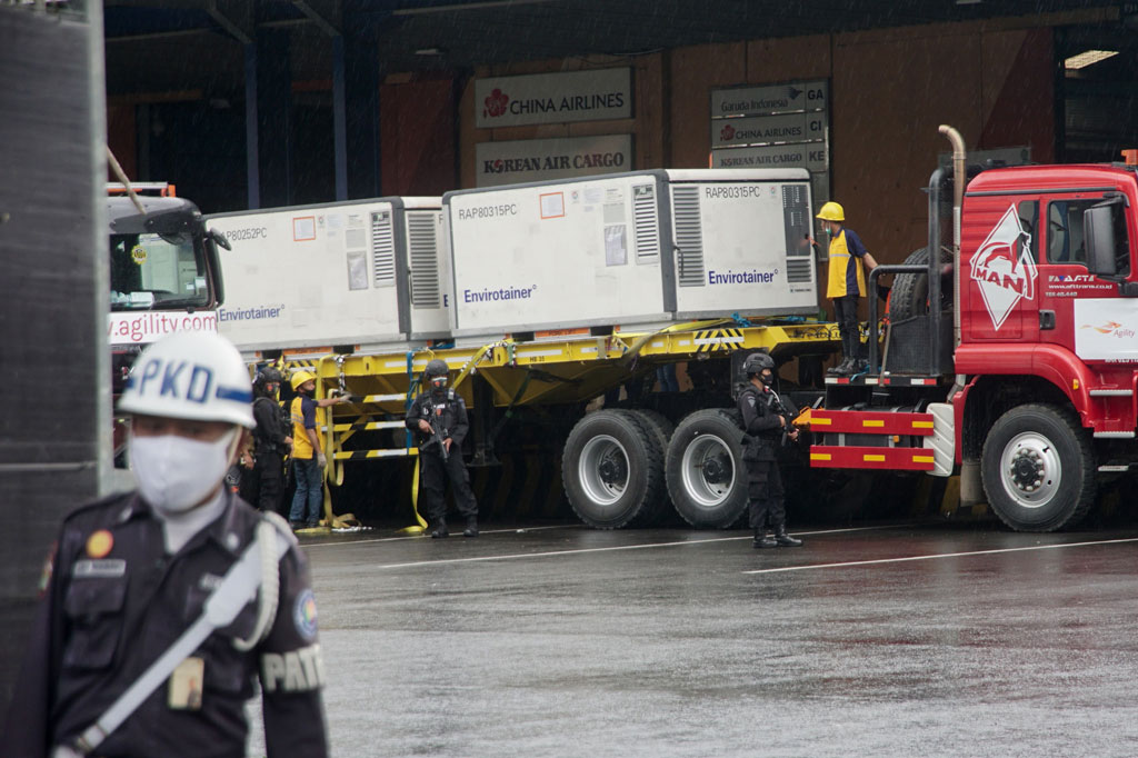 Sebanyak 1,8 juta dosis buatan perusahaan farmasi asal Tiongkok, Sinovac, tiba di Bandara Soekarno-Hatta, Tangerang pada Kamis, 31 Desember 2020 sekitar pukul 12.00 WIB.