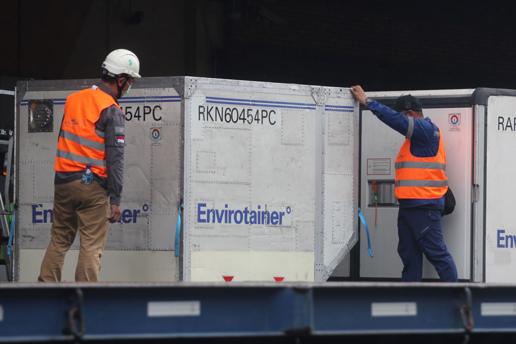 Vaksin tersebut diangkut menggunakan pesawat Garuda Indonesia dan merupakan paket pengiriman vaksin Sinovac ke-2 setelah sebelumnya sebanyak 1,2 juta dosis telah dikirimkan pada 6 Desember 2020.