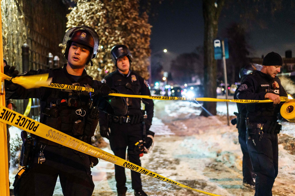 Petugas memasang garis polisi di lokasi kejadian seorang petugas Kepolisian menembak mati seorang pria di Minneapolis, Minnesota, pada Rabu, 30 Desember 2020.