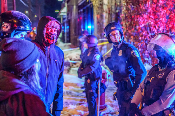 Peristiwa tersebut terjadi tujuh bulan setelah pembunuhan terhadap seorang pria kulit hitam George Floyd oleh seorang petugas kepolisian di kota yang sama di AS.