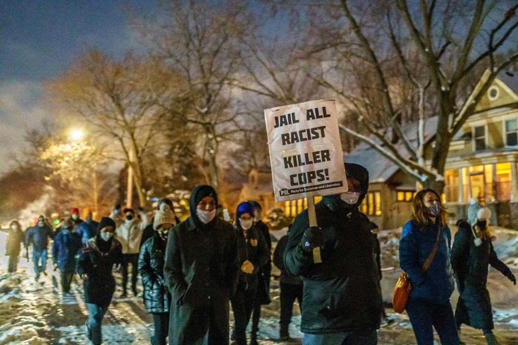 Pascakejadian, massa berkumpul di lokasi di luar sebuah pompa bensin untuk memprotes penembakan tersebut, sementara polisi mendesak mereka untuk menghindari aksi anarkis.