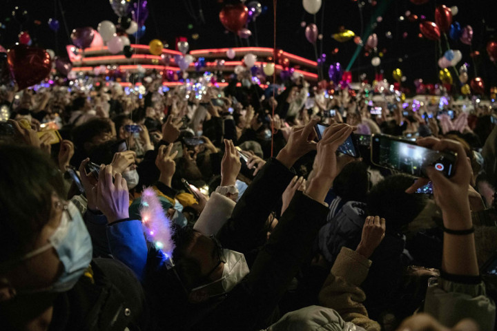 Namu justru di Kota Wuhan, Tiongkok, yang disebut-sebut sebagai kota asal covid-19, perayaan Tahun Baru 2021 berlangsung sangat meriah. Jalanan di kota tersebut penuh massa. Seperti diketahui, di Wuhan tidak ada lagi laporan kasus baru infeksi covid-19 sejak 10 Mei, setelah sebelumnya melakukan lockdown ketat tujuh bulan yang lalu.