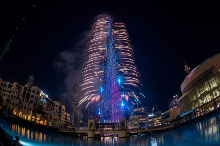 Di Dubai, Uni Emirat Arab, perayaan Tahun Baru 2021 dilaksanakan dengan meriah. Pesta kembang api digelar di Burj Khalifa.