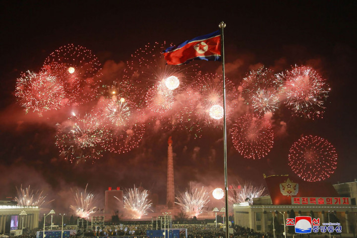 Sama seperti Wuhan, perayaan pergantian tahun di Korea Utara juga berlangsung secara meriah. Pesta kembang api digelar di Kim Il Sung Square, Pyongyang dan dihadiri ribuan orang.