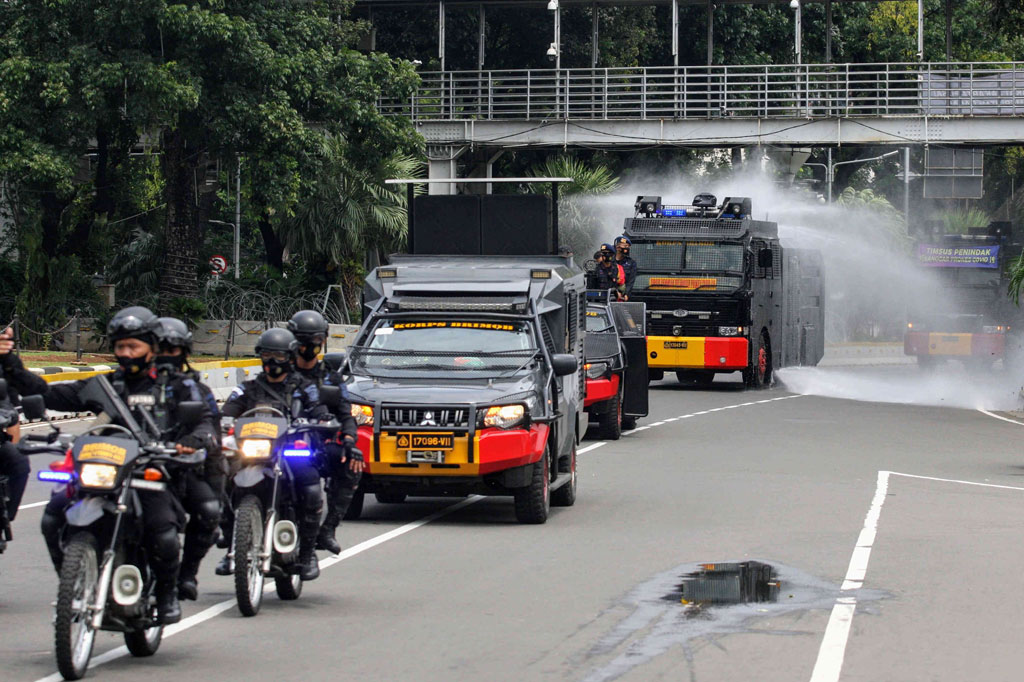 Satuan Brimob Polda Metro Jaya mengawali 2021 dengan melakukan disinfeksi di sejumlah ruas jalan protokol di Ibu Kota Jakarta. Hal itu untuk mencegah penyebaran dan memutus mata rantai covid-19.