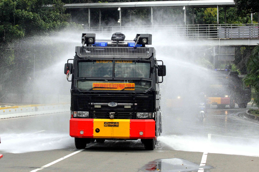 Sebanyak tujuh mobil armored water canon (AWC) Satbrimob berkapasitas 6.000 liter per unit, Hiace Gegana berkapasitas 4.000 liter, Tryton Gegana, kendaraan Walprov, dan 10 kendaraan Patra dikerahkan dalam penyemprotan disinfektan di jalan-jalan protokol di Ibu Kota.