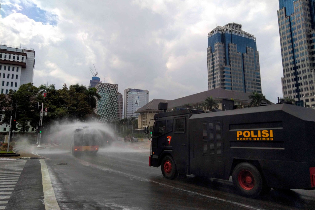 Sementara Satbrimob menurunkan sebanyak 100 anggotanya untuk memastikan proses disinfeksi itu berjalan dengan lancar.