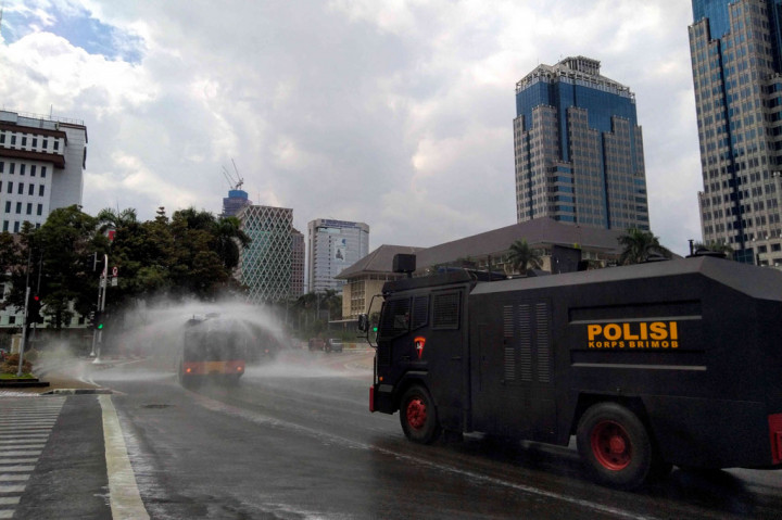 Sementara Satbrimob menurunkan sebanyak 100 anggotanya untuk memastikan proses disinfeksi itu berjalan dengan lancar.