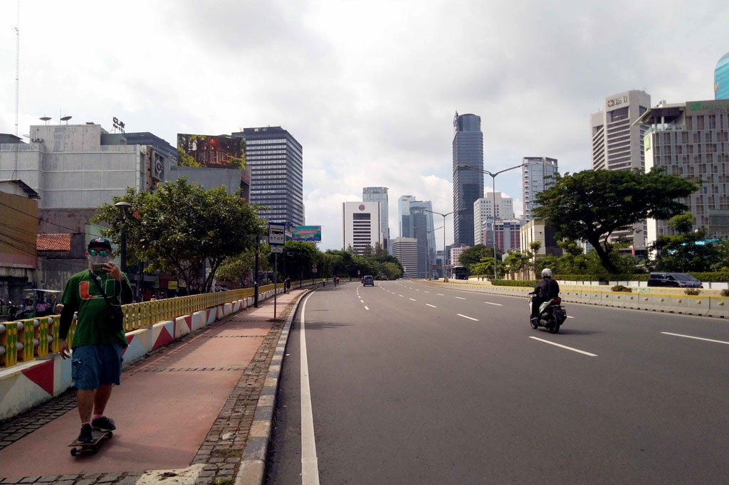 Namun jalanan terlihat lengang. Hanya sedikit kendaraan yang melintas.