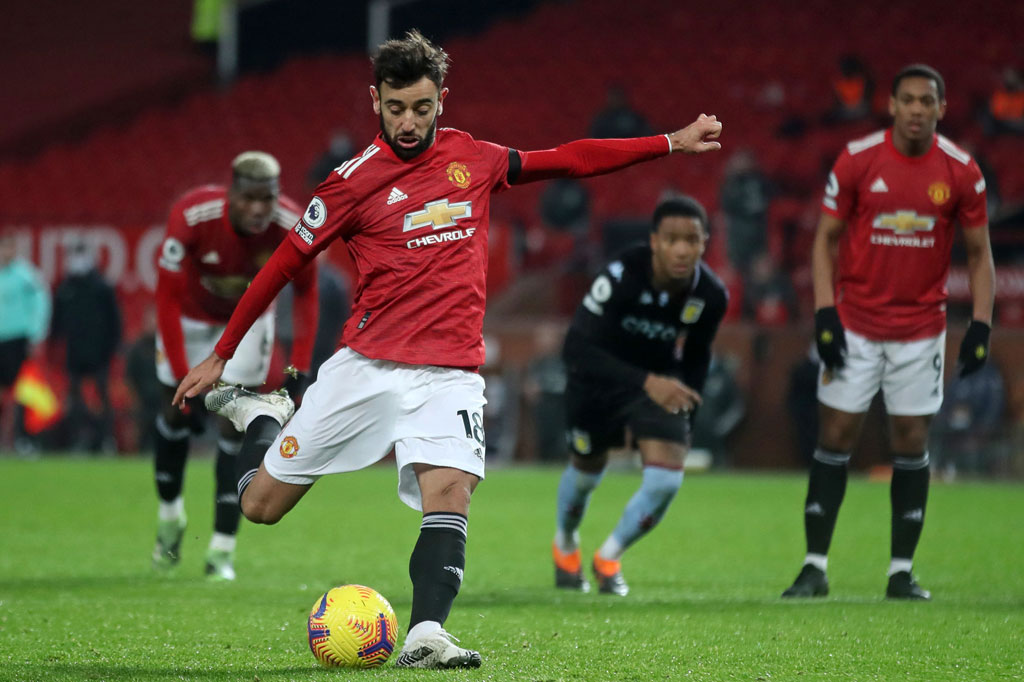 Hadiah tendangan penalti dihadapi Bruno Fernandes yang melakukan eksekusi khasnya untuk memperdaya Martinez dan merestorasi keunggulan MU pada menit ke-61.