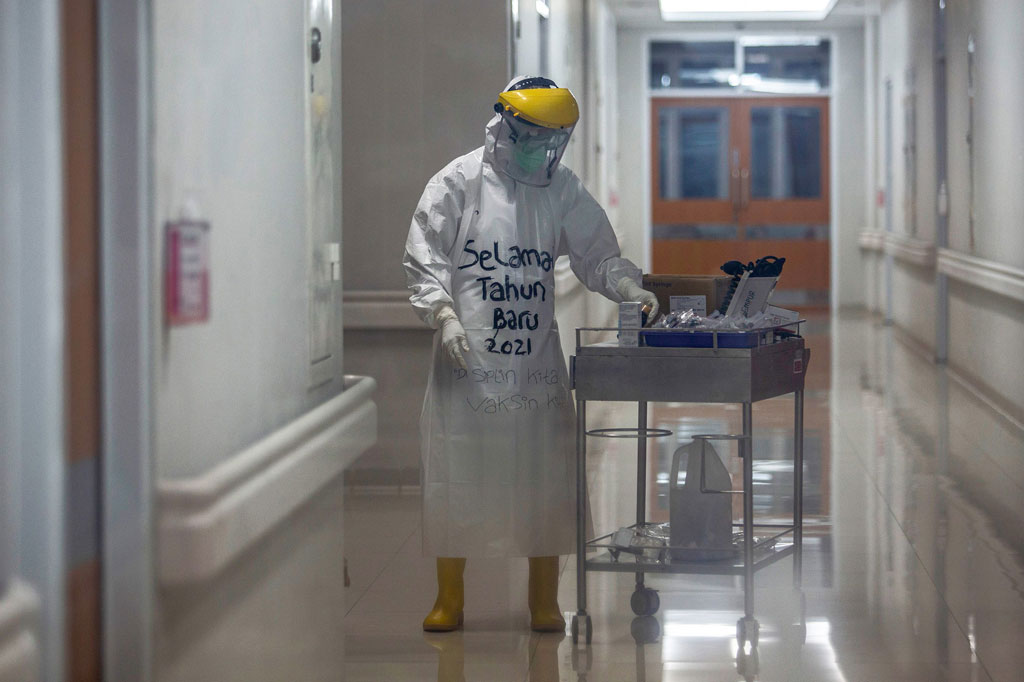 Seorang tenaga medis di sebuah rumah sakit di Bogor, Jawa Barat punya cara tersendiri untuk menyemangati para pasien yang terjangkit virus korona jenis baru (covid-19) saat menyambut Tahun Baru 2021, Jumat, 1 Januari 2021.