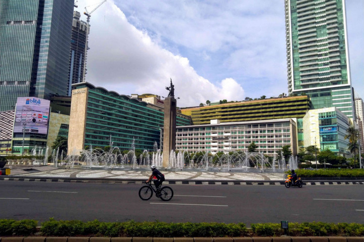 Suasana ruas jalan protokol di Ibu Kota Jakarta terlihat lengang saat hari pertama 2021, Jumat, 1 Januari 2021. Jalan-jalan protokol yang ditutup saat saat malam pergantian tahun, hari ini sudah kembali dibuka.