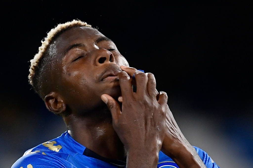 Striker Napoli Victor Osimhen positif terjangkit virus korona. Mantan pemain Lille itu kedapatan positif covid-19 setelah tiba di Italia, sepulang dari Belgia.