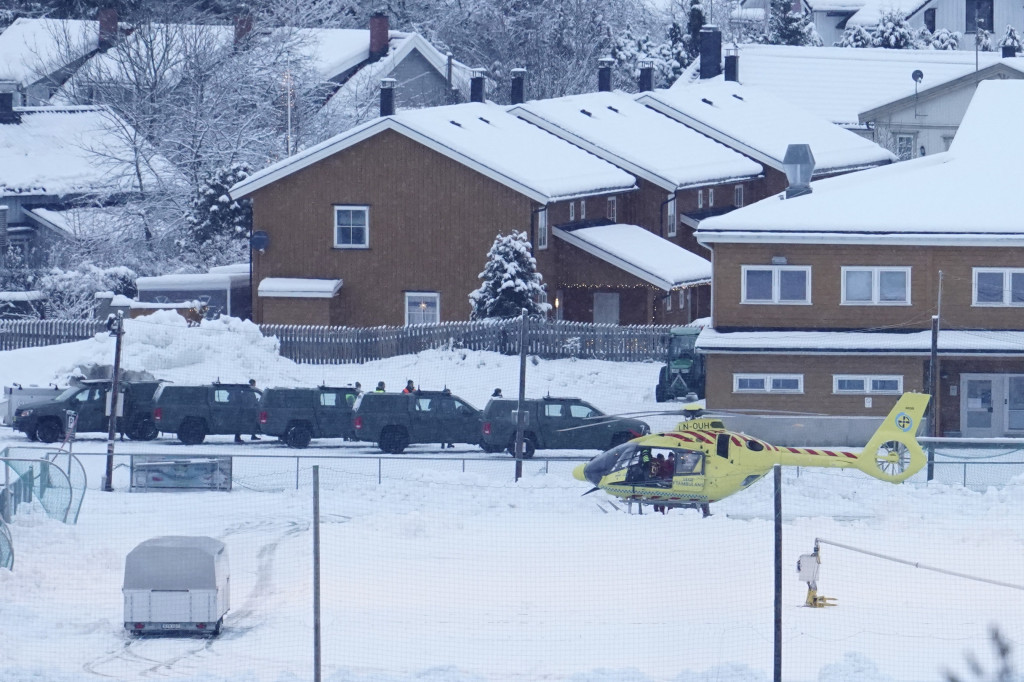 Polisi mempublikasikan nama dari sepuluh orang yang hilang selama berhari-hari. Delapan orang dewasa, satu berusia dua tahun, dan yang terakhir berusia 13 tahun. Media Norwegia melaporkan bahwa helikopter medis dan ambulans berada di tempat kejadian.