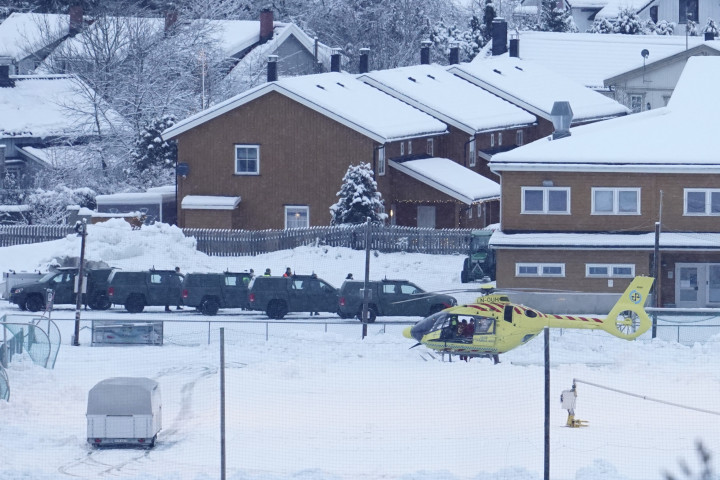 Polisi mempublikasikan nama dari sepuluh orang yang hilang selama berhari-hari. Delapan orang dewasa, satu berusia dua tahun, dan yang terakhir berusia 13 tahun. Media Norwegia melaporkan bahwa helikopter medis dan ambulans berada di tempat kejadian.