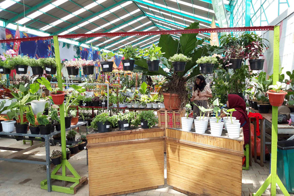 Di Batu Love Garden, lanjutnya, lengkap dengan arena bermain anak berkonsep tanaman kaktus. Ada areal topiari, rangkaian bunga disusun menjadi hiasan merak, dinosaurus, model serangga, serta tanaman langka seperti berbagai jenis kantong semar, kaktus, dan tanaman bernilai tinggi dari berbagai daerah di Tanah Air. 