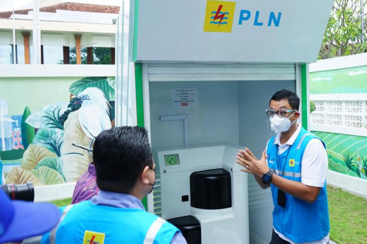 Menteri BUMN Erick Thohir melakukan pengecekan sejumlah fasilitas stasiun pengisian mobil listrik (charging station) sambil menguji coba mengendarai mobil listrik. Pada kesempatan tersebut, Erick menegaskan kesiapan Indonesia untuk menjadi pemain utama industri mobil listrik.