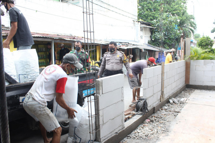Pembanguan pos 3 pilar di kawasan Petamburan, Tanah Abang, Jakarta Pusat, terus dilakukan, Sabtu, 2 Januari 2021. Pengerjaan ditargetkan rampung dalam beberapa hari ke depan.