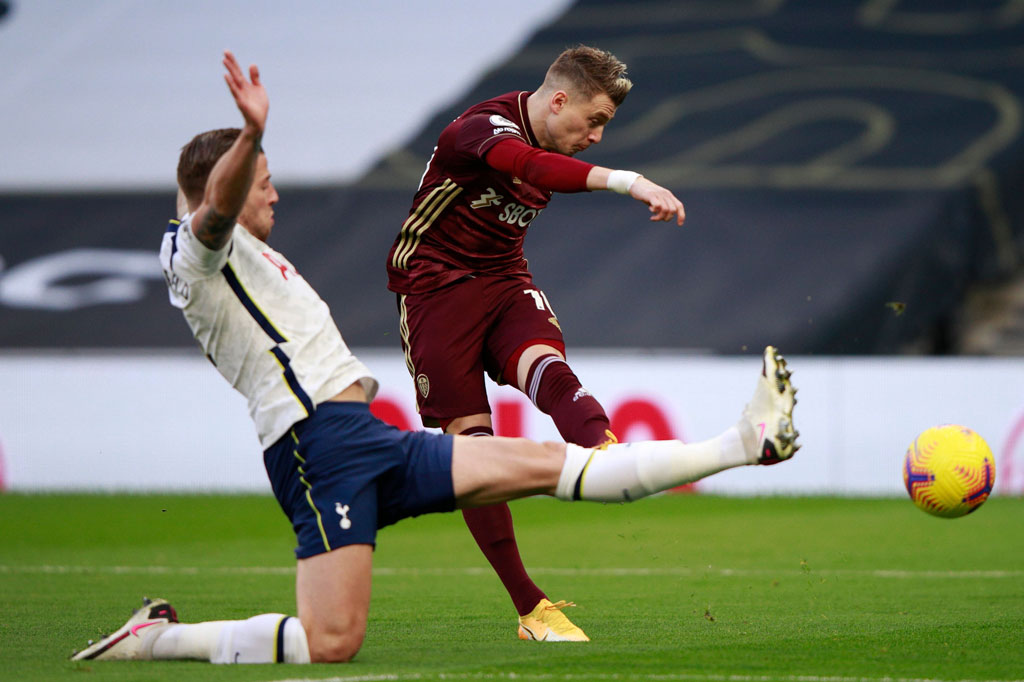 Bermain di kandang lawan, Leeds United menebar ancaman terlebih dahulu. Saat laga memasuki menit ke-4, The Peacocks berpeluang unggul terlebih dahulu lewat sepakan Ezgjan Alioski. Sayang bola masih melebar.