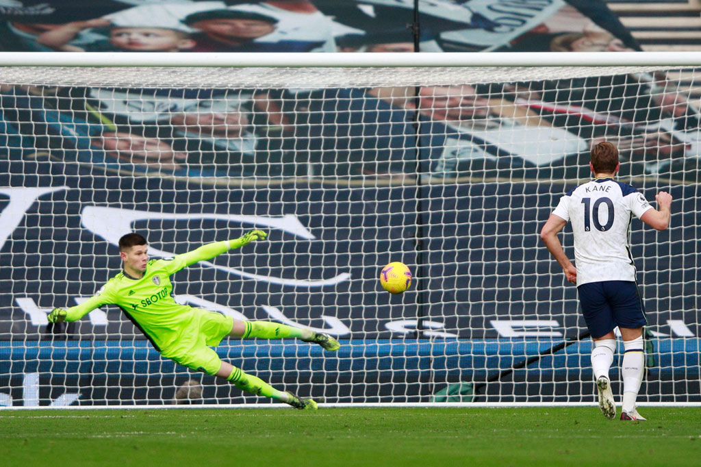 Tottenham kemudian mendapat hadiah penalti setelah Steven Bergwijn dilanggar oleh Alioski. Sang kapten Kane yang menjadi algojo menjalankan tugasnya dengan baik untuk membawa tuan rumah unggul 1-0.
