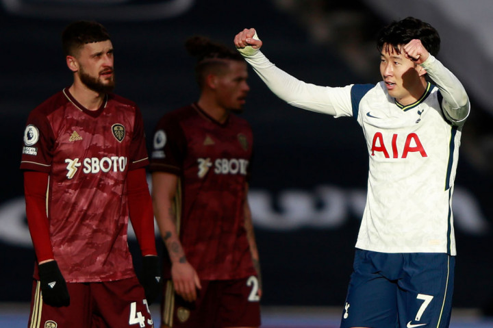 Dua menit menjelang jeda, tuan rumah berhasil menggandakan keunggulan lewat Son Heung-min setelah menyelesaikan umpan matang Kane. Ini merupakan golnya yang ke-100 bersama Tottenham.