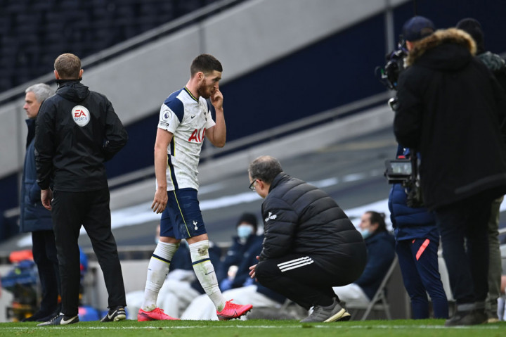 Di menit-menit akhir babak kedua, Tottenham harus bermain dengan 10 orang setelah Matt Doderty diganjar kartu merah setelah menerima kartu kuning kedua.