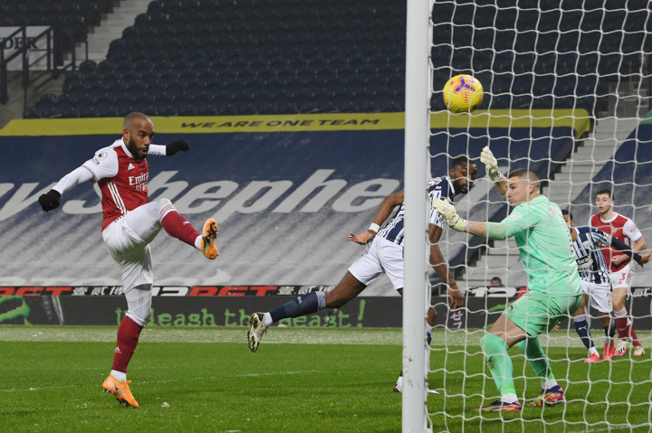 Tak butuh waktu lama untuk Lacazette mendapatkan gol keduanya. Di menit ke-64, ia bisa meneruskan crossing Tierney menjadi gol. Kedudukan menjadi 4-0. AFP Photo/Michael Regan